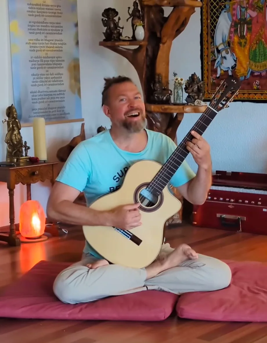 Lars Christian Druzba mit Gitarre im Zauberklang-Tempel