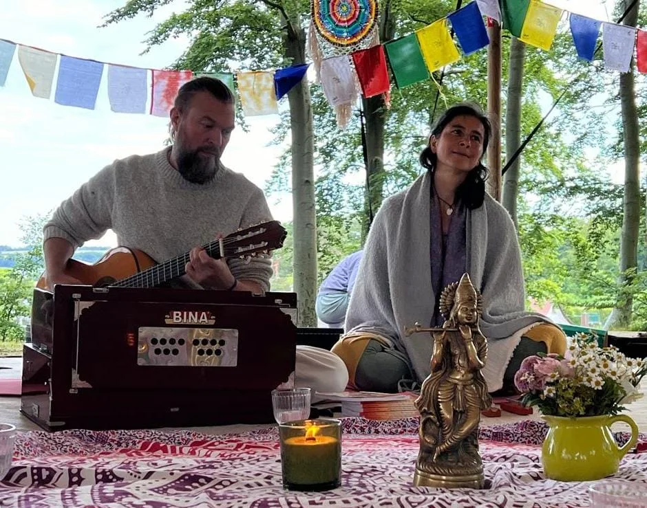 Lars Christian Druzba mit Gitarre und Harmonium beim Satsang im Freien